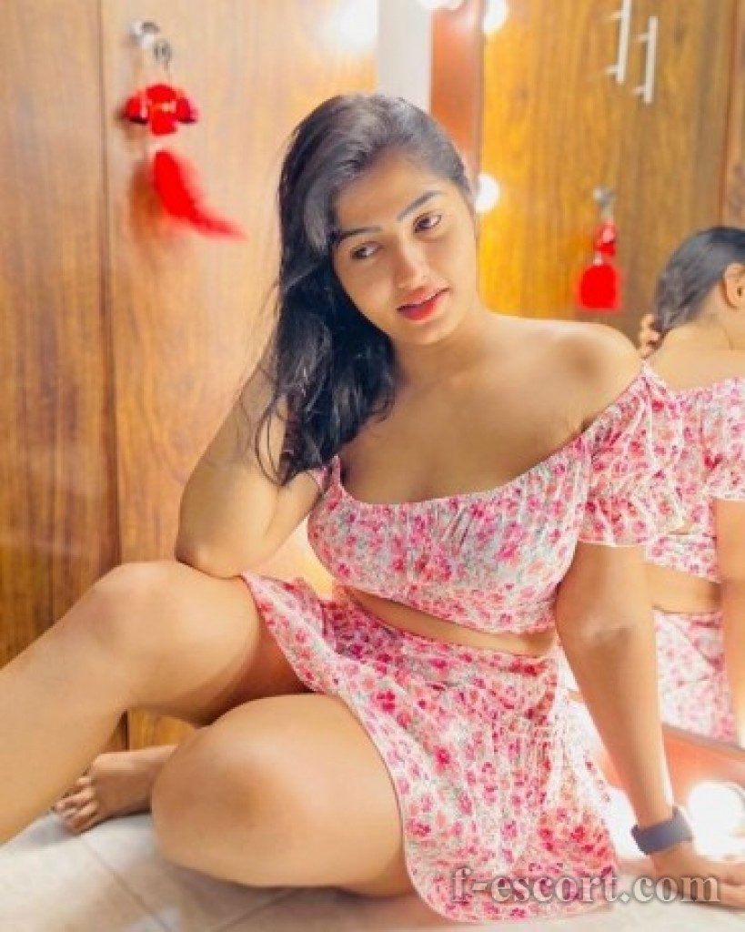 ᎡᎧᎽᎪᏞ GIRL→9711106444→Call Girl In Noida Sector 32 Noida