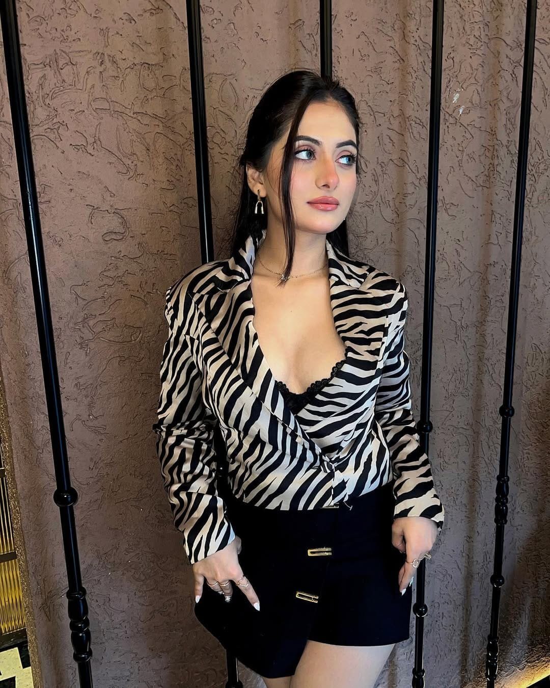 Late-Night Call Girls in Defence Colony Delhi 9220592151